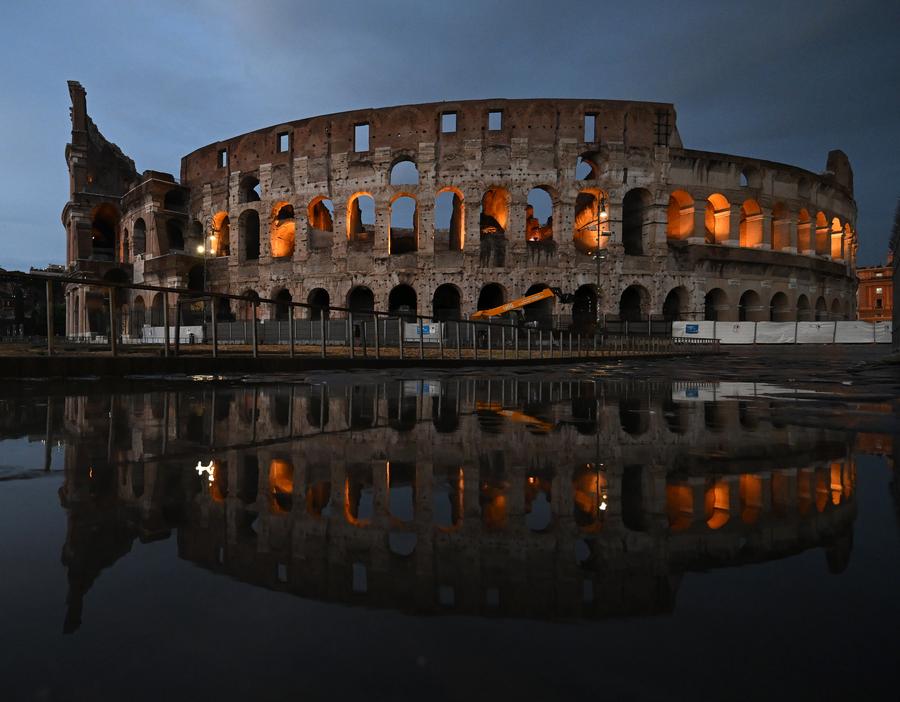 Il Colosseo e il suo riflesso in una pozzanghera dopo la pioggia a Roma, Italia. (13 luglio 2025 - Alberto Lingria/Xinhua)