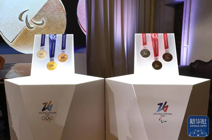 Le medaglie delle Olimpiadi e Paralimpiadi Invernali Milano-Cortina 2026. (15 luglio 2025 – Xinhua/Li Jing)