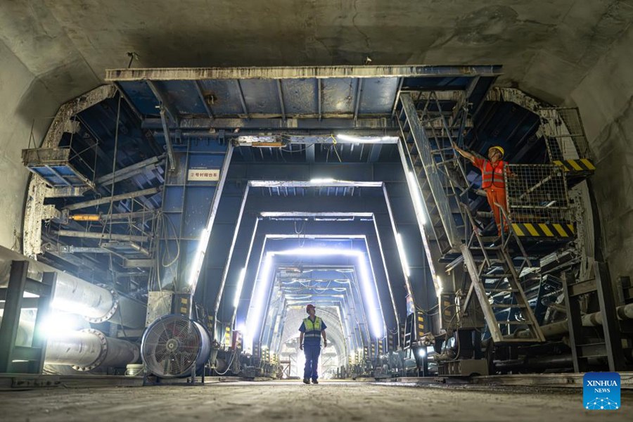 Operai al lavoro nel tunnel sotto il fiume Yangtze della linea 12 della metropolitana di Wuhan, nella provincia centrale cinese dello Hubei. (16 luglio 2025 – Xinhua/Xiao Yijiu)