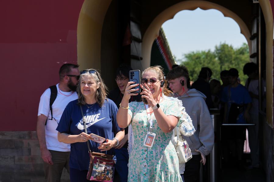 Turisti australiani visitano il parco Tiantan (Tempio del Cielo) a Beijing, capitale della Cina. (1 maggio 2025 - Xinhua/Ju Huanzong)