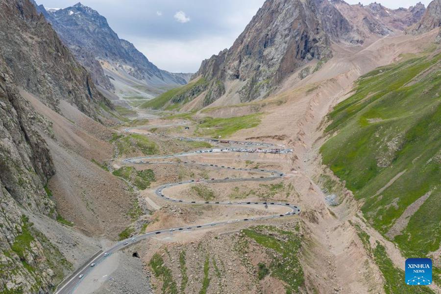 Un tratto dell'autostrada Duku nella Regione Autonoma Uigura dello Xinjiang, nel nord-ovest della Cina. (15 luglio 2025 – Xinhua/Zhang Keren)