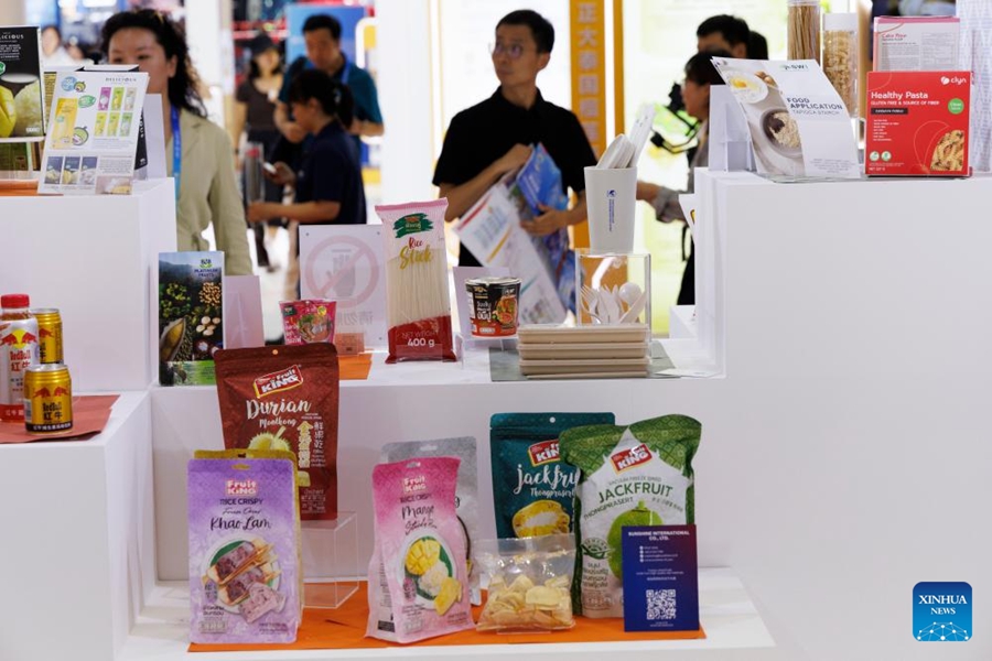 Visitatori al padiglione della Thailandia durante la terza China International Supply Chain Expo (CISCE) a Beijing, capitale della Cina. (17 luglio 2025 - Xinhua/Jin Liwang)