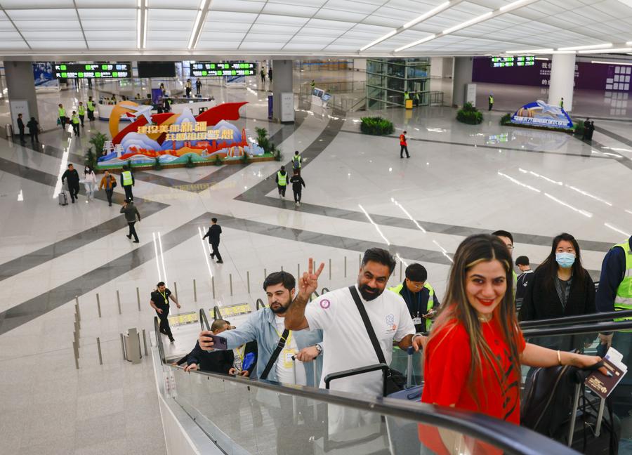 Passeggeri nell'area partenze del nuovo terminal dell'aeroporto internazionale Tianshan di Urumqi, nella Regione Autonoma Uigura dello Xinjiang, nella Cina nord-occidentale. (17 aprile 2025 - Xinhua/Wang Fei)