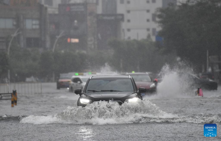 Veicoli attraversano un'area allagata a Haikou, nella provincia meridionale cinese di Hainan. (20 luglio 2025 - Xinhua/Yang Guanyu)