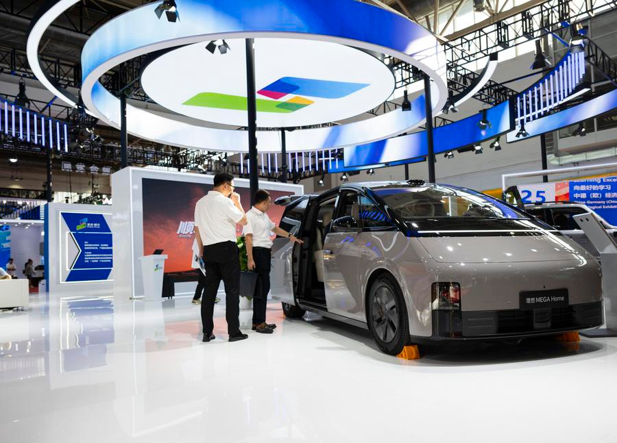 Visitatori ammirano un veicolo nell'area Smart Vehicle Chain della terza edizione della China International Supply Chain Expo (CISCE) a Beijing, capitale della Cina. (16 luglio 2025 - Xinhua/Fu Tian)