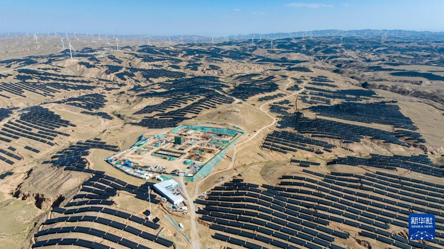 Cantiere della sottostazione n.2 da 330 kV del progetto fotovoltaico da 3.000 MW a Zhongwei, Ningxia. (21 luglio 2025 – Xinhua/Wang Peng)