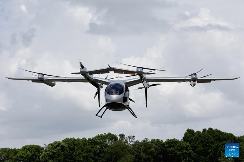 Il V2000CG CarryAll, un velivolo elettrico a decollo e atterraggio verticale (eVTOL) di grandi dimensioni, effettua una dimostrazione di volo presso una base di collaudo a Kunshan, nella provincia orientale cinese del Jiangsu. (22 luglio 2025 - Xinhua/Fang Zhe)