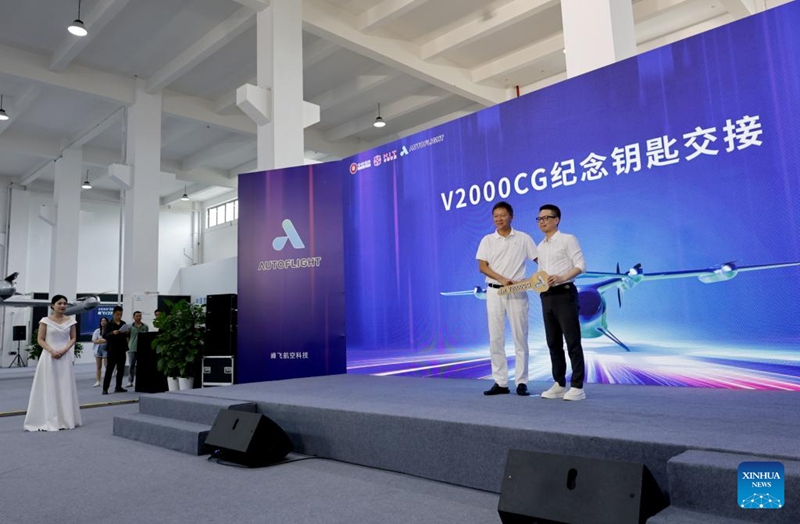 Cerimonia di consegna del V2000CG CarryAll, un velivolo elettrico a decollo e atterraggio verticale (eVTOL) di grandi dimensioni, a Kunshan, nella provincia orientale cinese del Jiangsu. (22 luglio 2025 - Xinhua/Fang Zhe)