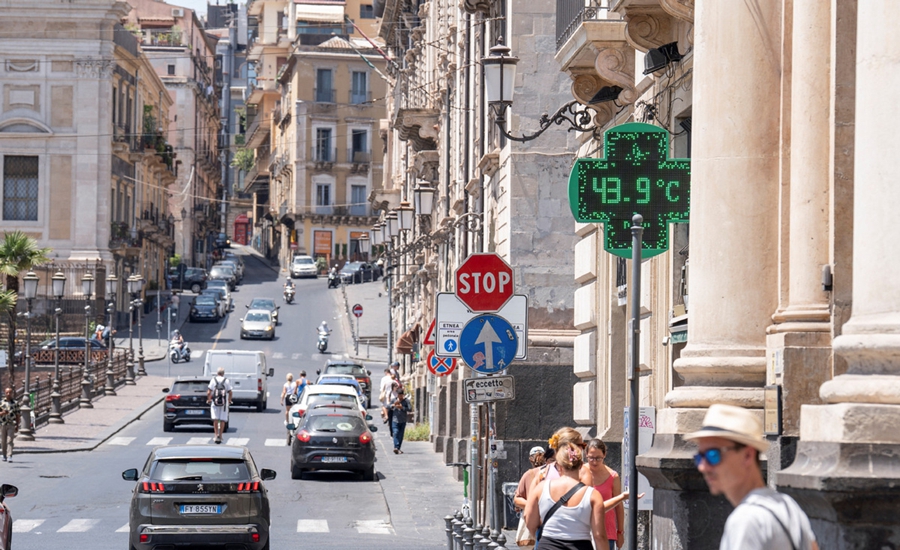 Il termometro di una farmacia segna una temperatura di 43,9 gradi Celsius durante l'ondata di caldo a Catania. (21 luglio 2025 - Foto/Agenzie)