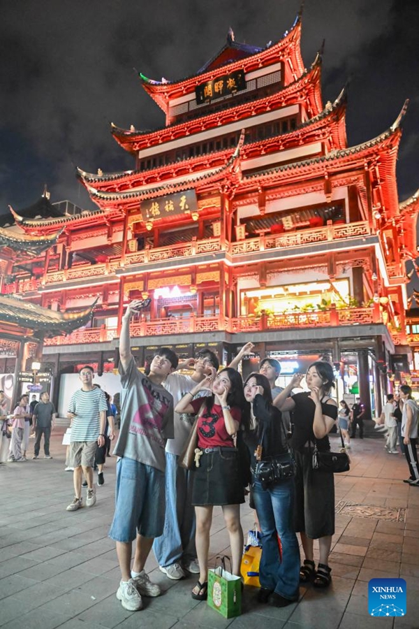 Turismo in entrata a Shanghai si intensifica con l'ondata di viaggi estivi