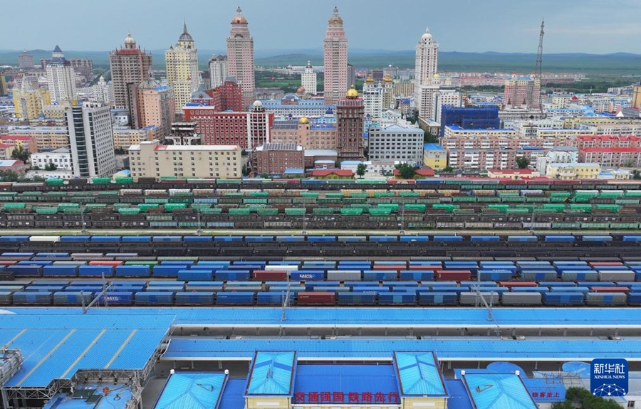 I treni attendono la partenza nello scalo di smistamento della stazione di Manzhouli del China Railway Harbin Group Co.,Ltd.. (22 luglio 2025 – Xinhua/Huang Xu) 