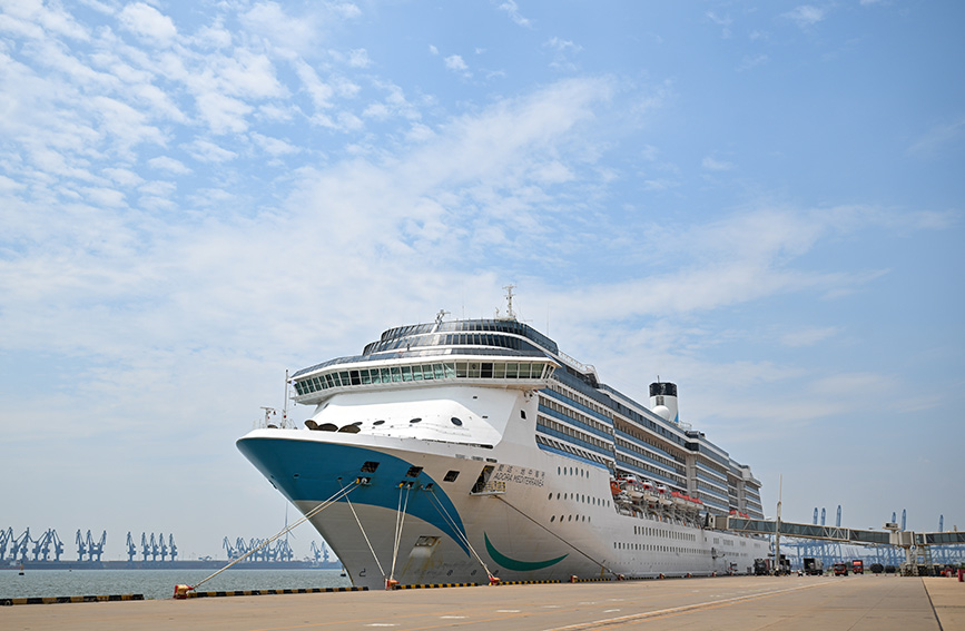 La nave "Adora Mediterranea" attraccata al Porto Internazionale delle Crociere di Tianjin. (23 luglio 2025 – Xinhua/Sun Fanyue)