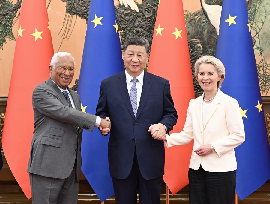 Il Presidente cinese Xi Jinping ha incontrato il Presidente del Consiglio Europeo António Costa e la Presidente della Commissione Europea Ursula von der Leyen, in Cina per il 25° Vertice Cina-UE. (24 luglio 2025 - Xinhua/Xie Huanchi)