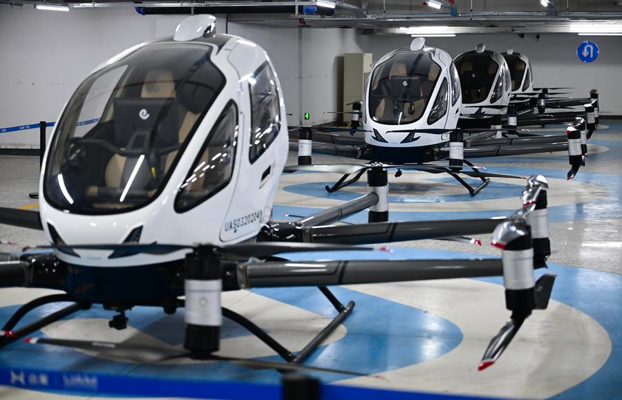 Aereo elettrico a decollo e atterraggio verticale (eVTOL) parcheggiato in un hangar di ricarica nel parco Luogang a Hefei, nella provincia orientale cinese dell'Anhui. (2 luglio 2025 - Xinhua/Zhou Mu)