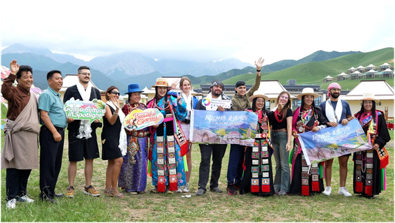 Influencer internazionali ai piedi del Monte Innevato Maya nella contea autonoma tibetana di Tianzhu, Wuwei, provincia del Gansu. (China Daily)