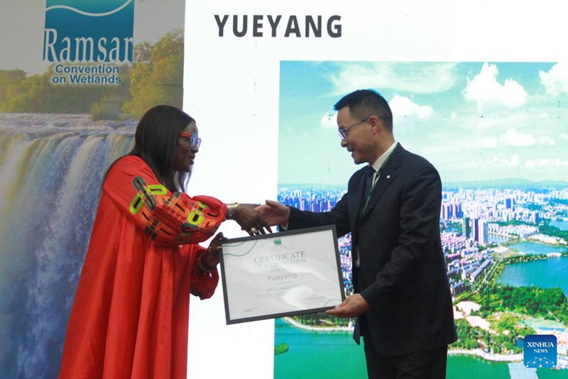 Musonda Mumba (a sinistra), segretaria generale della Convenzione sulle Zone Umide, consegna un certificato di accreditamento internazionale di città delle zone umide a un rappresentante di Yueyang, provincia dello Hunan, nella Cina orientale, a Victoria Falls, Zimbabwe. (24 luglio 2025 - Xinhua/Tafara Mugwara)