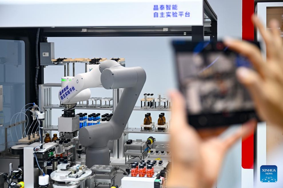 Un visitatore scatta foto di un prodotto presso lo stand di XtalPi durante la Conferenza Mondiale sull'Intelligenza Artificiale 2025 a Shanghai, Cina orientale. (27 luglio 2025 – Xinhua/Chen Haoming)