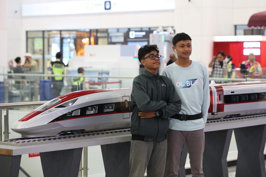 L'industria globale osserva le ferrovie ad alta velocità cinesi per la crescita e la connettività future