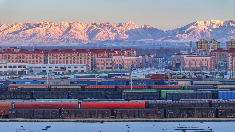 Vista dello scalo ferroviario a scartamento standard del porto di Horgos, nella Regione Autonoma Uigura dello Xinjiang, nella Cina nord-occidentale. (25 dicembre 2024 - Xinhua/Chen Shuo)