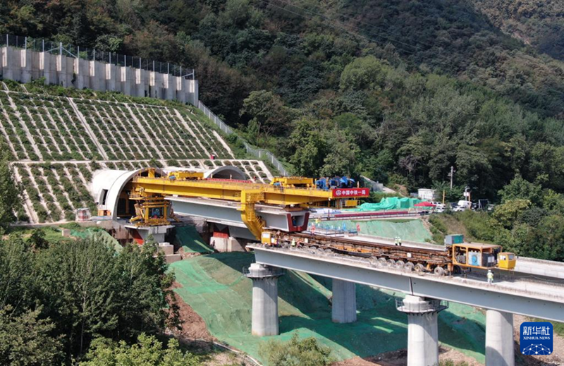Lavori di costruzione del ponte di interscambio della linea ad anello di Guanzhong della ferrovia ad alta velocità Xi'an-Ankang. (28 luglio 2025 – Xinhua/Li Yibo)