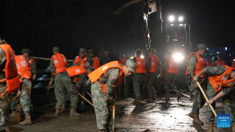 Membri dell'Esercito Popolare di Liberazione cinese svolgono lavori di soccorso notturni nel distretto di Jizhou, Tianjin, Cina settentrionale. (28 luglio 2025 – Xinhua/Di Bowen)