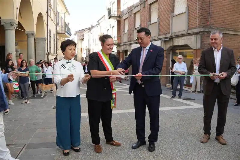 Cerimonia del taglio del nastro per la Via del Cinema Cinese di Bardi (PR). (Foto fornita dall'organizzazione)