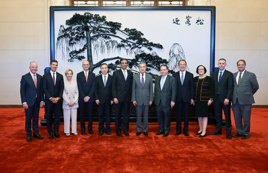  Il Ministro degli Esteri cinese Wang Yi incontra una delegazione del Consiglio di Amministrazione del Consiglio Commerciale USA-Cina a Beijing, capitale della Cina. (30 luglio 2025 - Xinhua/Gao Jie)
