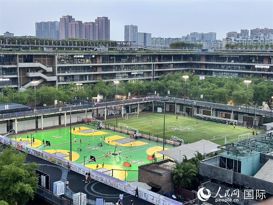Cortile Xicun a Chengdu: un percorso sopraelevato che mette in mostra la vitalità urbana