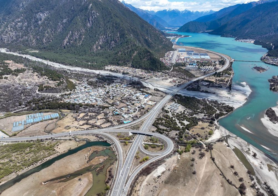 Autostrada da Lhasa a Nyingchi nella regione autonoma dello Xizang, Cina sudoccidentale. (1 aprile 2025 - Xinhua/Jigme Dorje)