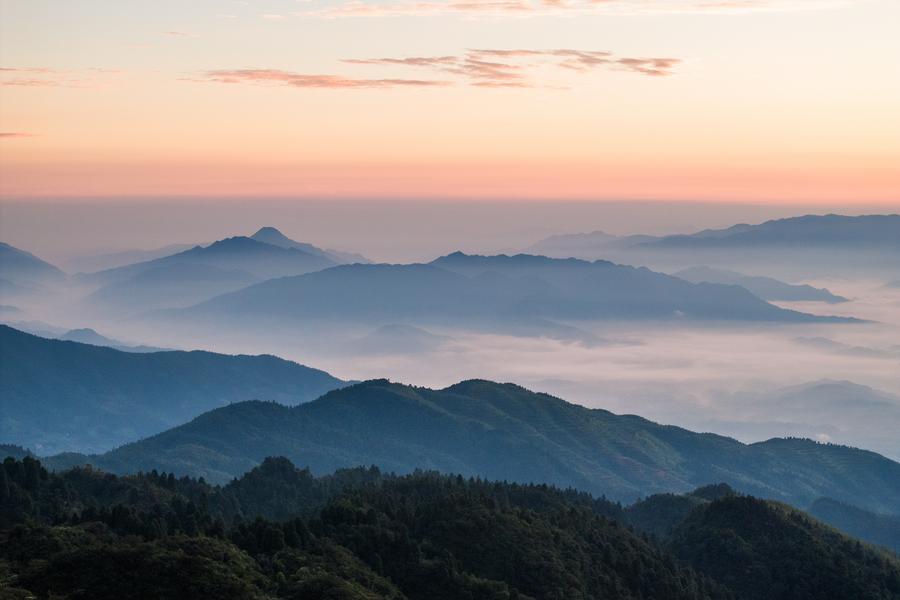 Vista all'alba nel parco forestale nazionale del monte Xuefeng nella città di Huaihua, provincia centrale cinese dello Hunan. (30 luglio 2025 - Xinhua/Chen Sihan)