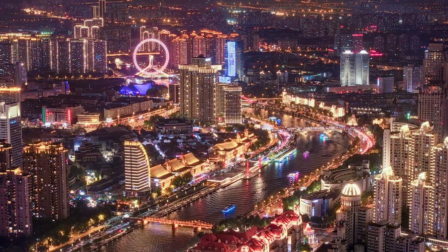 Veduta notturna lungo il fiume Haihe a Tianjin, Cina settentrionale. (19 luglio 2025 -Xinhua/Sun Fanyue).