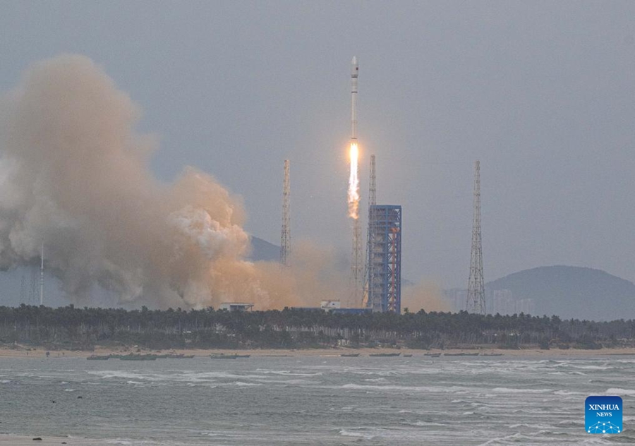 Razzo vettore Long March-12 con a bordo un gruppo di satelliti internet decolla dal sito di lancio di veicoli spaziali commerciali di Hainan. (4 agosto 2025 - Xinhua/Pu Xiaoxu)