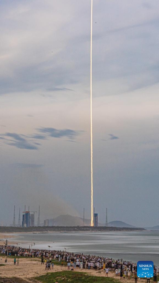 Razzo cinese Long March-12 lancia nuovi satelliti Internet