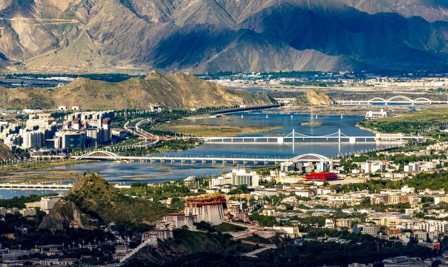 Ponti sul fiume Lhasa a Lhasa, nella regione autonoma dello Xizang, Cina sudoccidentale. (30 luglio 2025 - Xinhua/Jiang Fan)