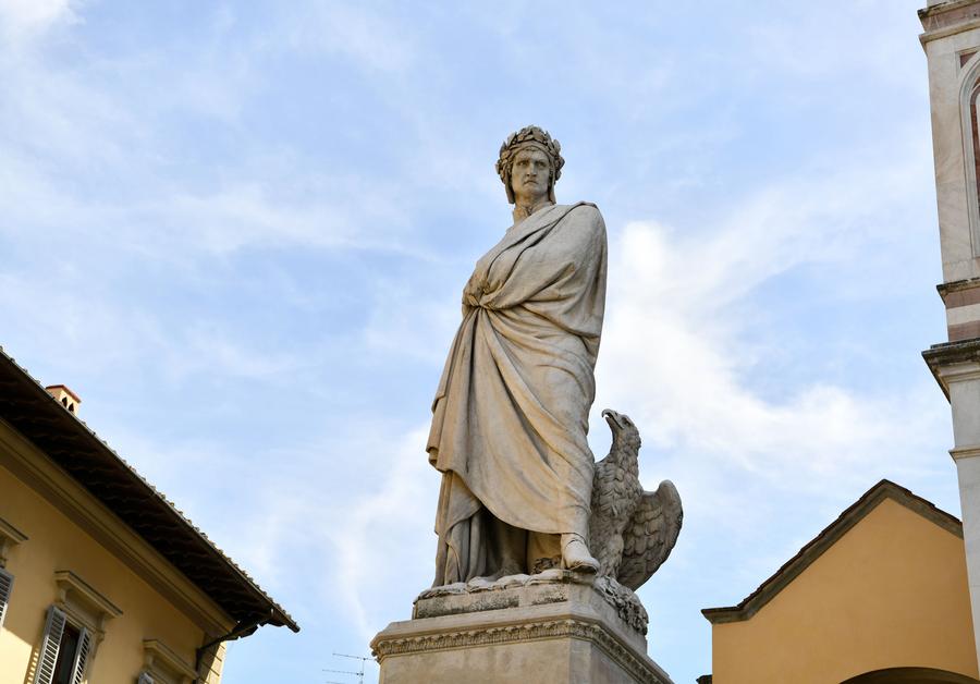 Scultura di Dante Alighieri all'esterno della Basilica di Santa Croce a Firenze. (14 aprile 2022 - Xinhua/Jin Mamengni)