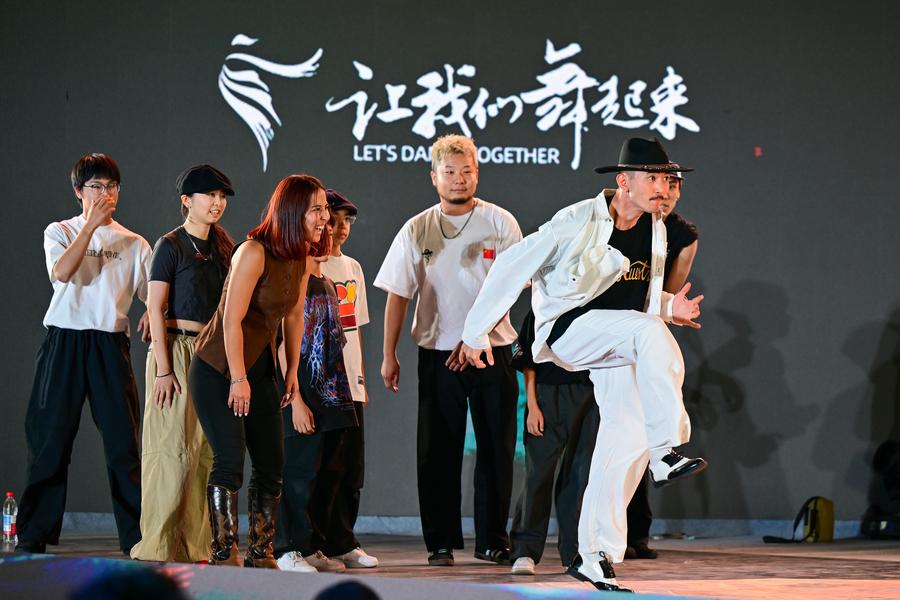 Ballerini inscenano una battaglia di danza durante uno spettacolo di street dance a Karamay, nella regione autonoma uigura dello Xinjiang, Cina nord-occidentale. (3 agosto 2025 - Xinhua/Ding Lei)