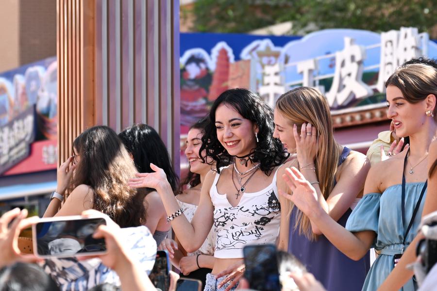 Ballerini internazionali suonano melodie interculturali nello Xinjiang
