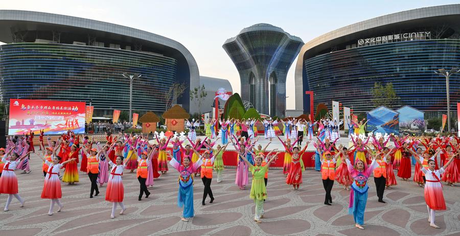 Ballerini internazionali suonano melodie interculturali nello Xinjiang