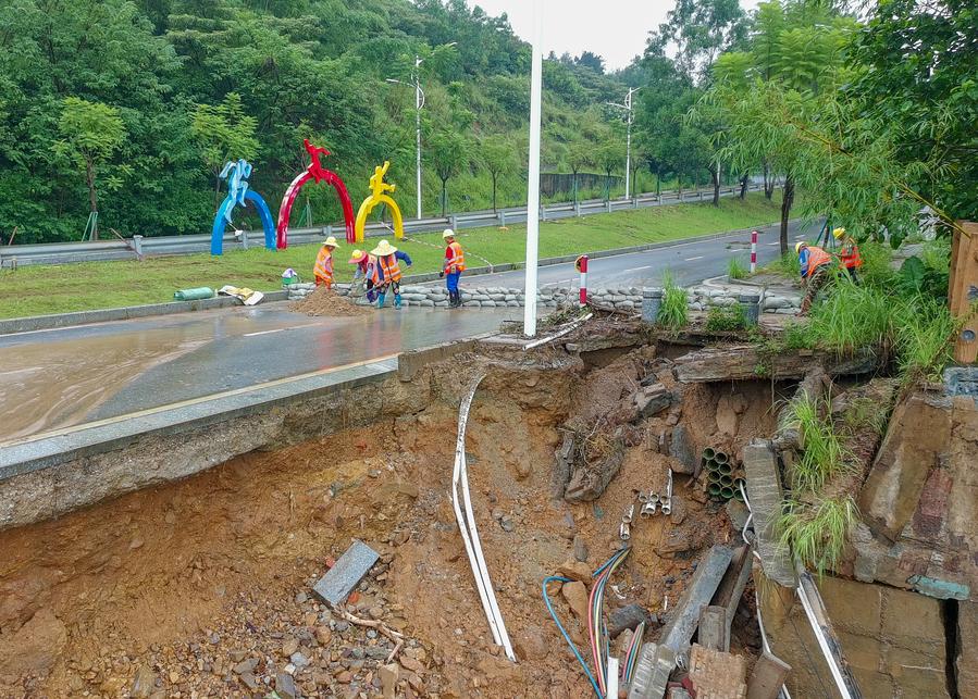Sito del crollo di una strada nel distretto di Duanzhou, nella città di Zhaoqing, provincia meridionale cinese del Guangdong. (5 agosto 2025 - Xinhua/Xiao Ennan)