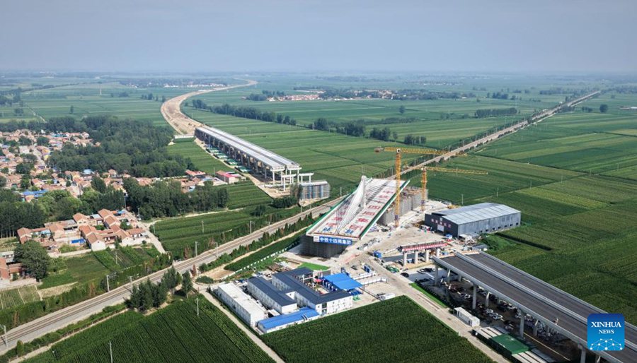 Il ponte strallato durante la rotazione a Dezhou, nella provincia orientale dello Shandong. (6 agosto 2025 – Xinhua/Wang Guansheng)