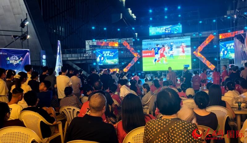 Tifosi guardano la partita su un grande schermo nella fan zone della Su Chao a Xuzhou, nella provincia orientale cinese del Jiangsu. (2 agosto 2025 – Quotidiano del Popolo Online/Zhong Wenxing)