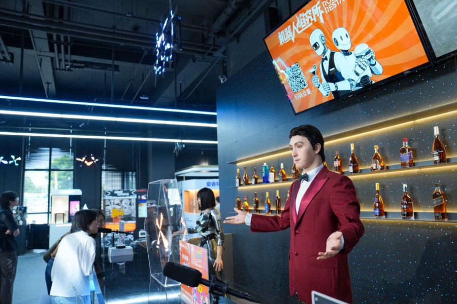 Baristi robot umanoidi bionici Xi Er e Xiaoqi accolgono calorosamente gli ospiti. (Xinhua/Ju Huanzong)