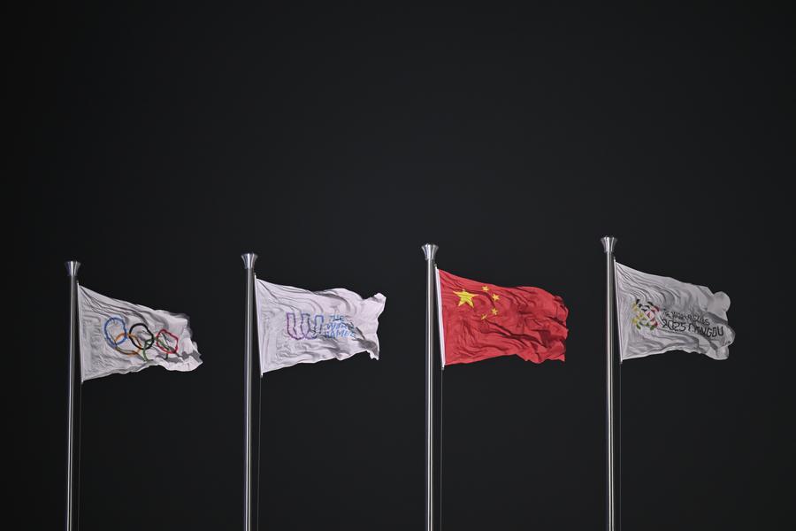 La bandiera del Comitato Olimpico Internazionale, la bandiera dell'Associazione Internazionale dei Giochi Mondiali, la bandiera nazionale cinese e la bandiera del Comitato Organizzatore dei Giochi Mondiali 2025 di Chengdu (da sinistra a destra) durante la cerimonia di apertura dei Giochi Mondiali 2025 a Chengdu, nella provincia sud-occidentale del Sichuan. (7 agosto 2025 - Xinhua/Chen Zhenhai)