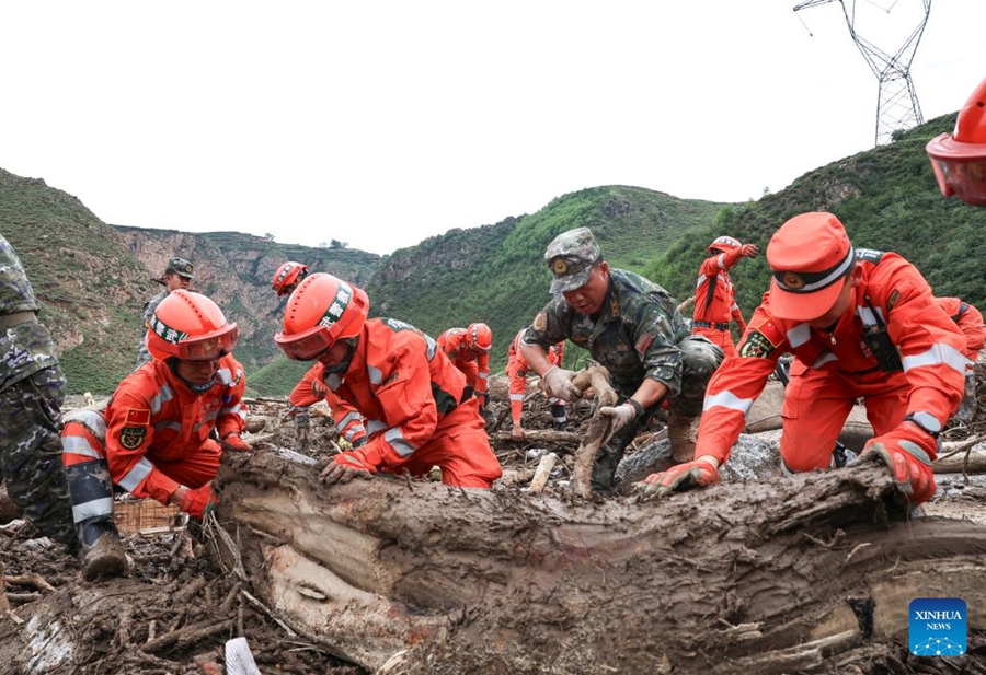 Membri del Corpo di Polizia Armata del Popolo del Gansu cercano dispersi nel villaggio di Maliantan, contea di Yuzhong, provincia del Gansu, Cina nordoccidentale. (10 agosto 2025 – Xinhua/Liu Yabin)