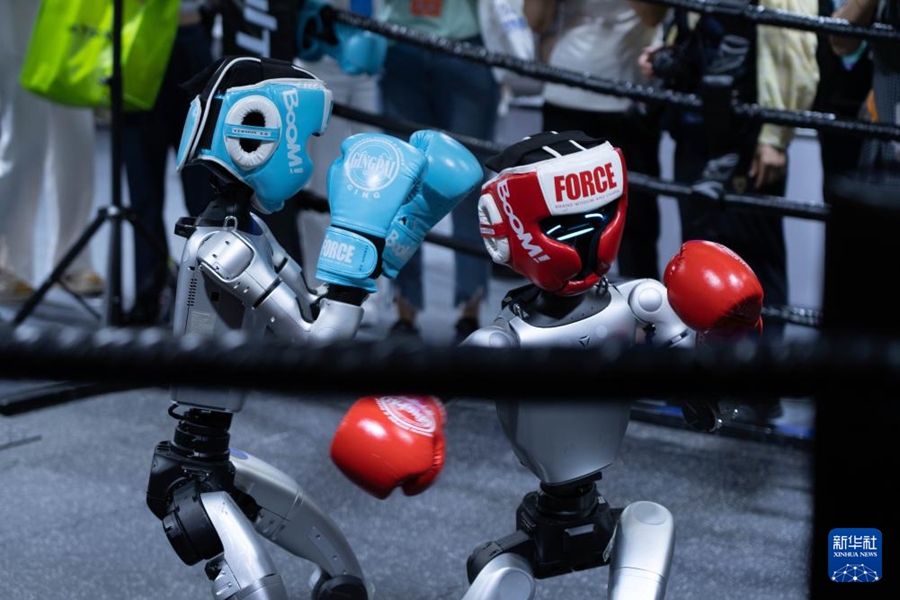 Un robot pugile esposto alla World Robot Conference 2025. (8 agosto – Xinhua/Xie Han)
