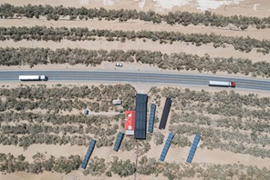 Vista aerea dell'autostrada del Deserto del Tarim nello Xinjiang cinese