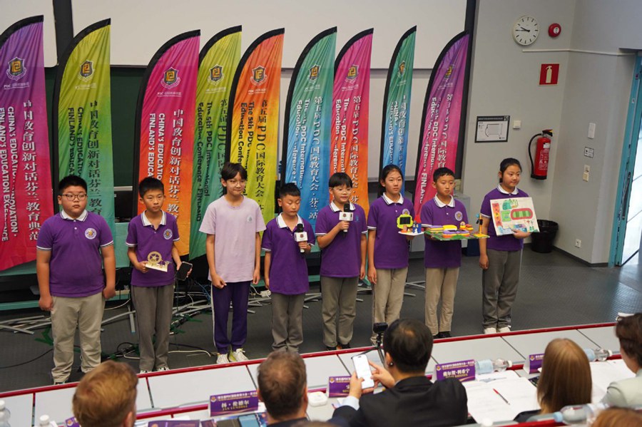 Studenti della scuola primaria centrale di Hujialou presentano un progetto di ricerca durante la Conferenza Internazionale sull'Istruzione del PDC, tenutasi presso l'Università di Helsinki, in Finlandia. (15 agosto 2025 - Foto fornita a China Daily)