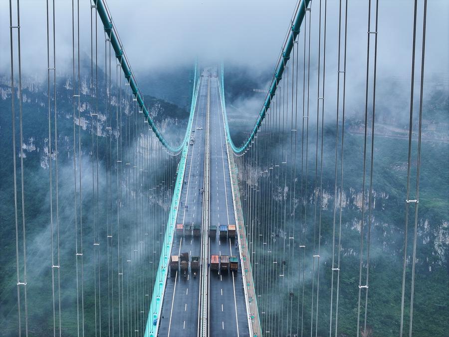 Il ponte più alto del mondo pronto per i test di carico nel Guizhou, Cina sudoccidentale