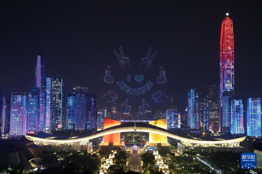 Spettacolo di droni luminosi celebra il 45º anniversario della fondazione della Zona Economica Speciale di Shenzhen