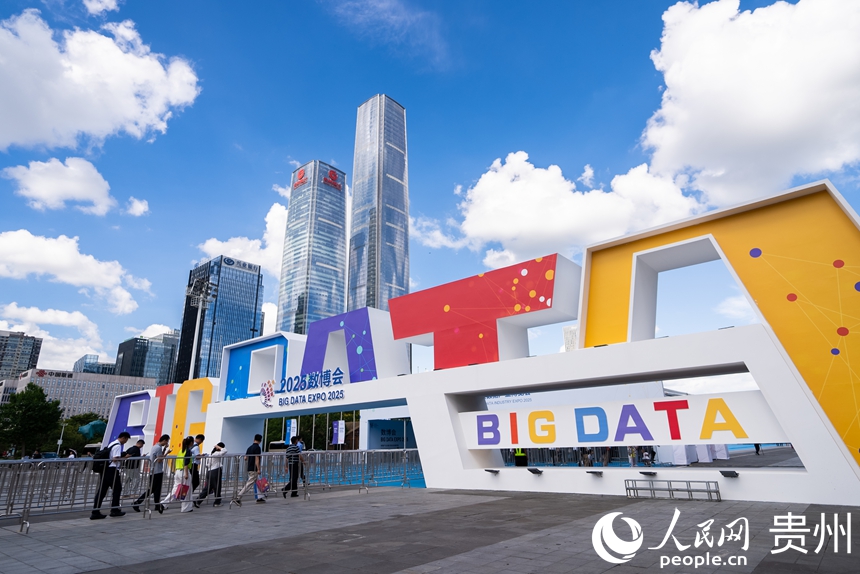 Visitatori visitano la China International Big Data Industry Expo 2025 a Guiyang, provincia del Guizhou, Cina sudoccidentale. (28 agosto 2025 - Quotidiano del Popolo Online/Tu Min)